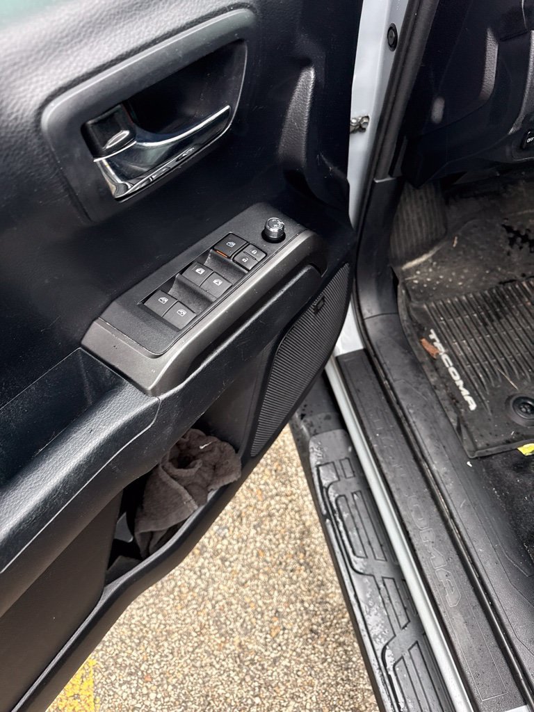 Used 2018 Toyota Tacoma TRD Off-Road AWD/4WD image 6