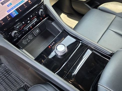 Used 2023 Jeep Grand Cherokee Overland w/ Luxury Tech Group IV RWD image 24