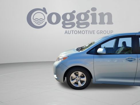 Used 2017 Toyota Sienna LE FWD image 26