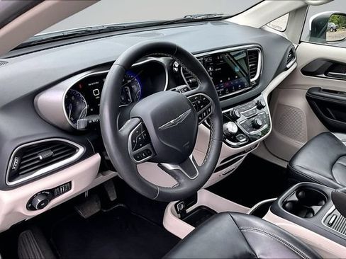 Used 2023 Chrysler Pacifica Touring-L FWD image 17