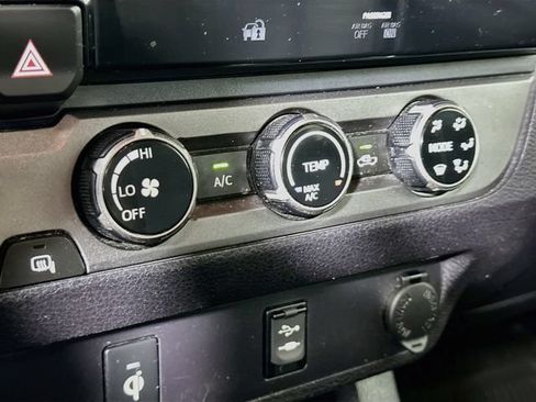 Used 2017 Toyota Tacoma TRD Sport w/ Tow Package (A/T) AWD/4WD image 18