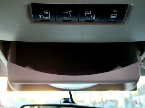 Used 2015 Chrysler Town & Country Touring FWD image 29