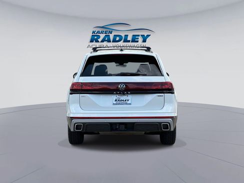 Used 2024 Volkswagen Atlas Peak Edition SEL image 3