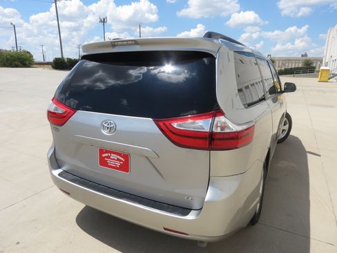 Used 2016 Toyota Sienna LE FWD image 4