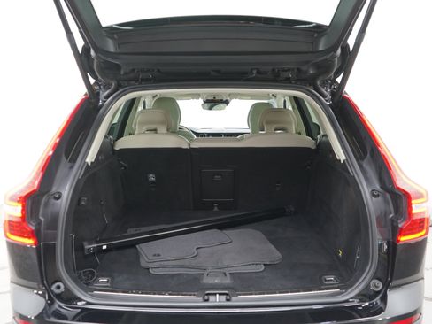 Used 2019 Volvo XC60 T6 Momentum w/ Multimedia Package image 17