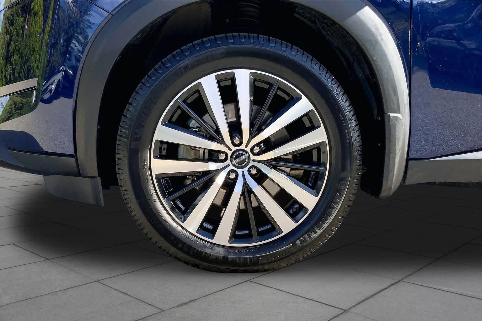 Used 2023 Nissan Pathfinder Platinum AWD/4WD image 11