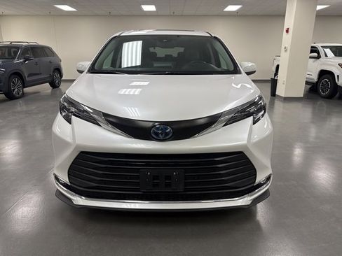 Used 2024 Toyota Sienna XLE image 2