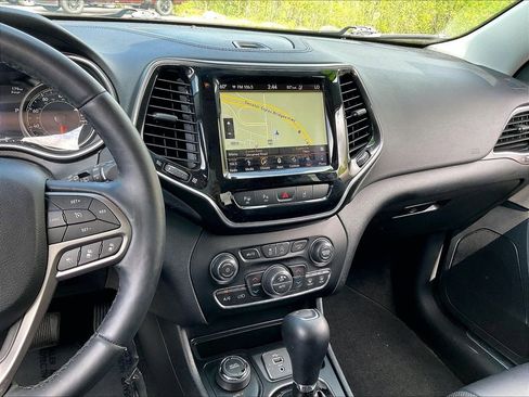 Used 2019 Jeep Cherokee Limited w/ Luxury Group AWD/4WD image 17