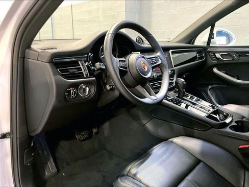 Used 2025 Porsche Macan image 4