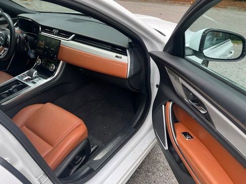 Certified 2024 Jaguar XF R-Dynamic SE RWD image 10