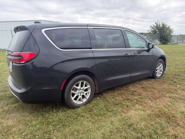 Used 2024 Chrysler Pacifica Touring-L FWD image 4