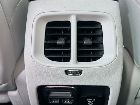 Used 2020 Jeep Cherokee Limited image 25