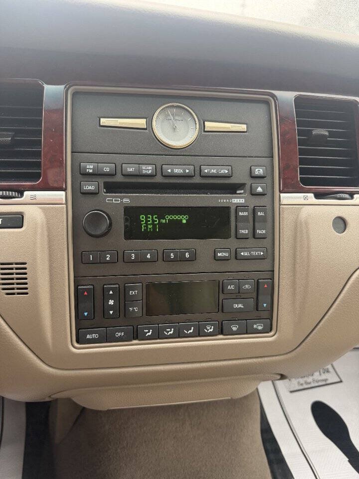 Used 2005 Lincoln Town Car Signature Limited RWD image 18