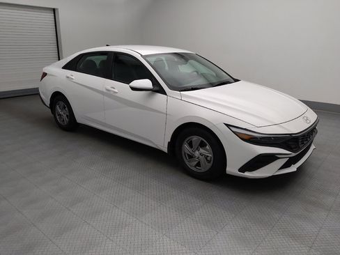 Used 2025 Hyundai Elantra SE FWD image 11