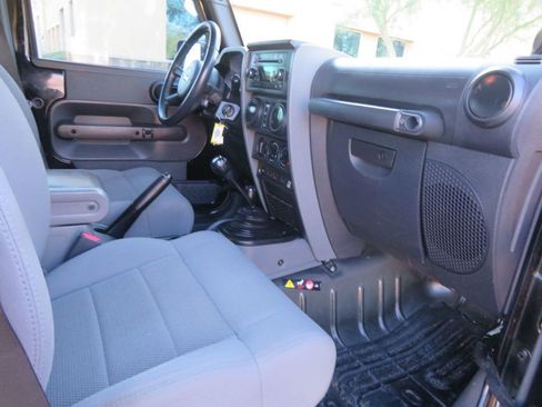 Used 2009 Jeep Wrangler Unlimited Rubicon w/ Dual Top Group image 33