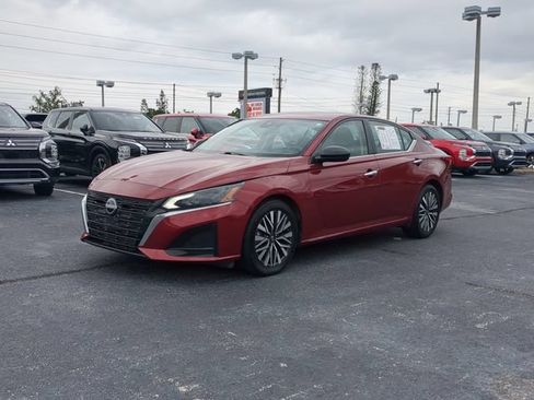 Used 2024 Nissan Altima 2.5 SV FWD image 2