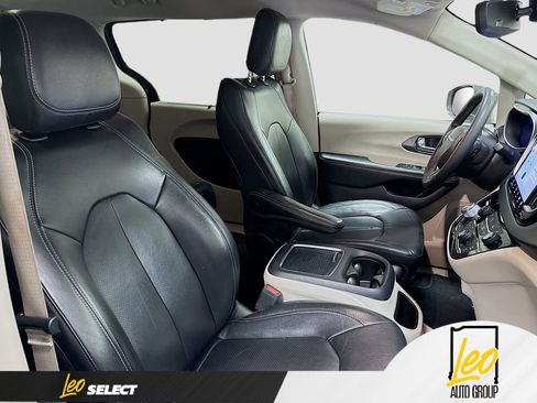 Used 2022 Chrysler Pacifica Touring-L FWD image 31
