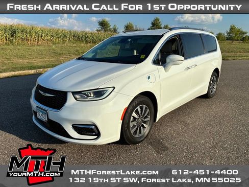 Used 2021 Chrysler Pacifica Touring-L FWD image 4