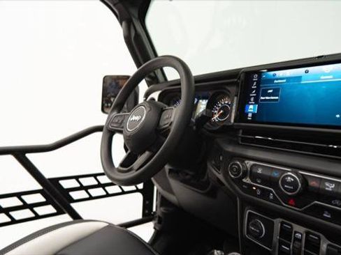 Used 2025 Jeep Gladiator Sport image 29