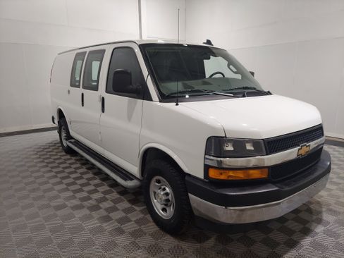 Used 2024 Chevrolet Express 2500 w/ Driver Convenience Package RWD image 4