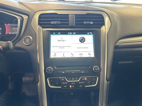 Used 2017 Ford Fusion SE w/ Fusion SE Technology Package image 3