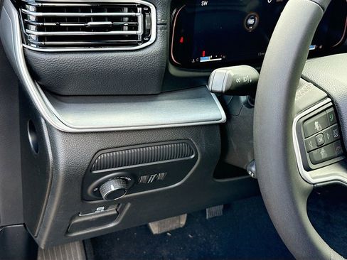 New 2026 Jeep Grand Wagoneer 2WD image 10