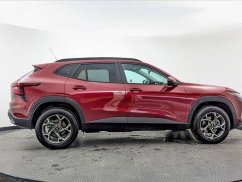 Used 2025 Chevrolet Trax LT w/ LT Convenience Package image 8