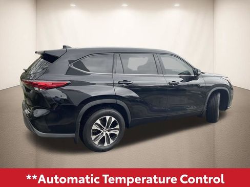 Used 2020 Toyota Highlander XLE AWD/4WD image 6
