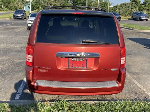 Used 2009 Chrysler Town & Country Touring FWD image 7
