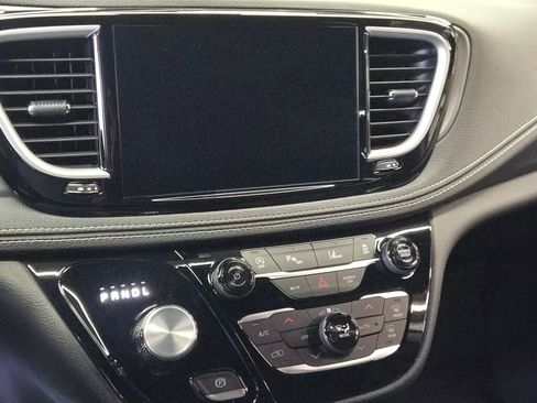 New 2025 Chrysler Pacifica Select image 20