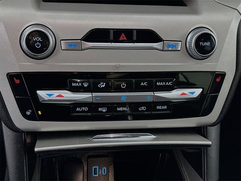 Used 2023 Ford Explorer XLT w/ Equipment Group 202A image 16