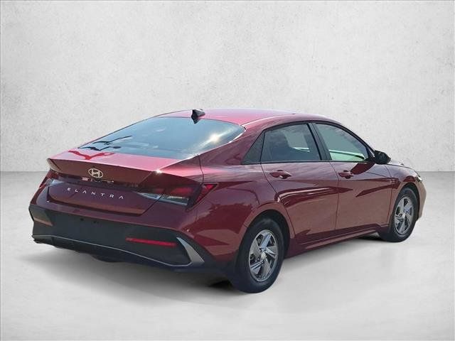 Used 2026 Hyundai Elantra SE FWD image 5