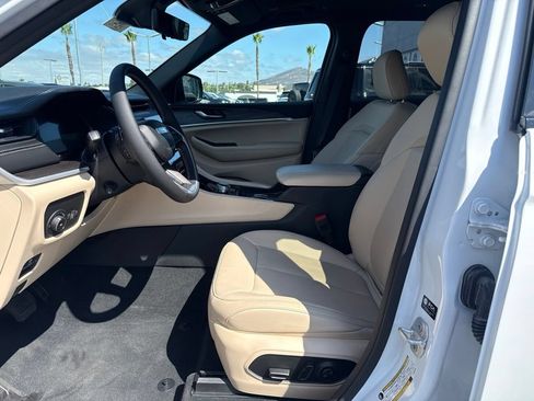 Used 2026 Jeep Grand Cherokee Limited w/ Luxury Tech Group II RWD image 13