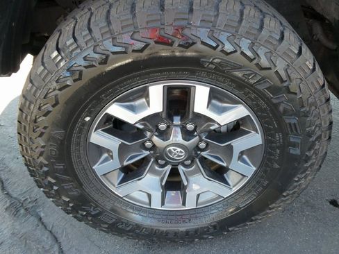 Used 2022 Toyota Tacoma TRD Off-Road w/ Technology Package image 10