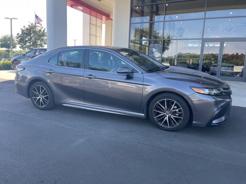 Used 2022 Toyota Camry SE FWD image 2