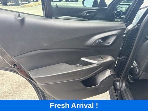 Used 2024 Chevrolet Trax LT FWD image 12