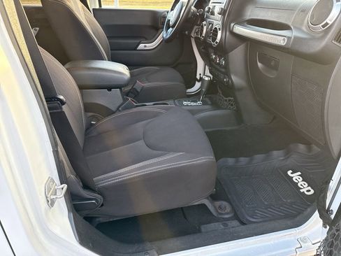 Used 2015 Jeep Wrangler Unlimited Sahara w/ Connectivity Group image 18