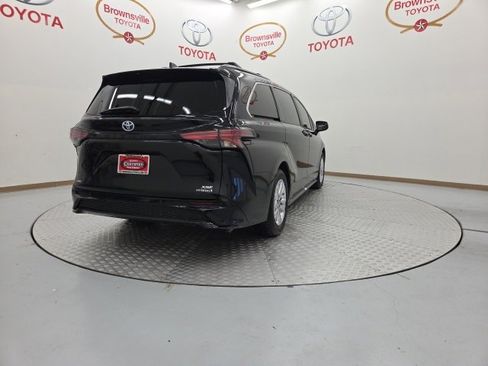 Used 2023 Toyota Sienna XSE image 8