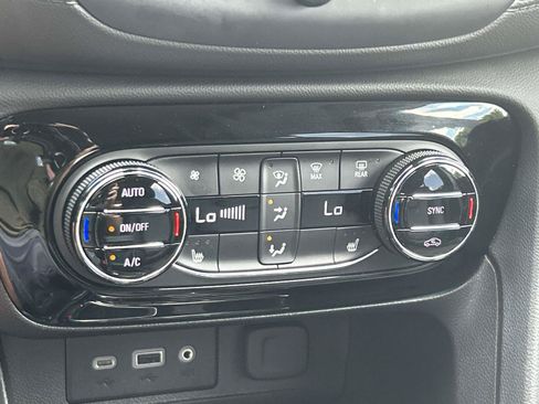 Used 2022 Buick Encore GX Essence w/ Experience Buick Package FWD image 30