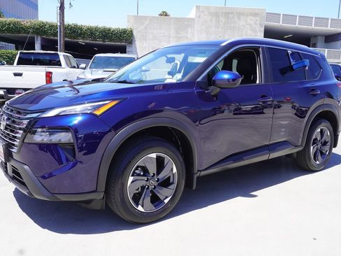 Used 2025 Nissan Rogue SV w/ SV Premium Package FWD image 4