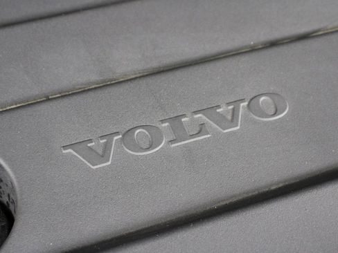 Certified 2025 Volvo XC40 B5 Plus image 25