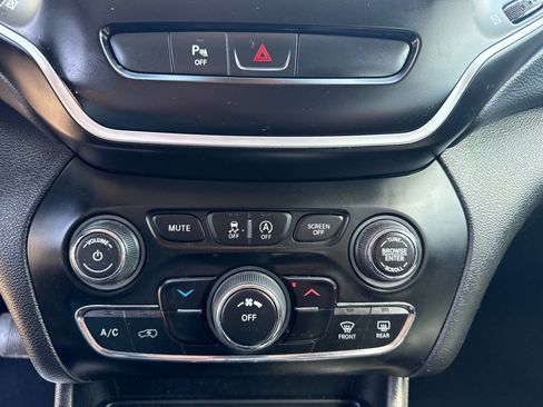 Used 2019 Jeep Cherokee Latitude Plus image 20