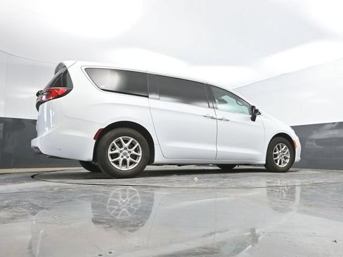 Used 2023 Chrysler Pacifica Touring-L FWD image 48