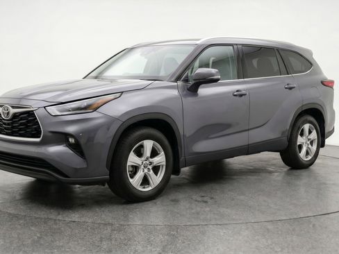 Used 2025 Toyota Highlander LE FWD image 3