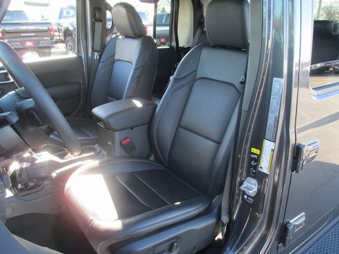 Used 2025 Jeep Gladiator Sport image 17