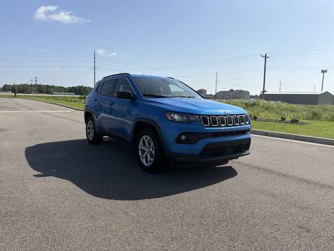 Used 2024 Jeep Compass Latitude AWD/4WD image 7