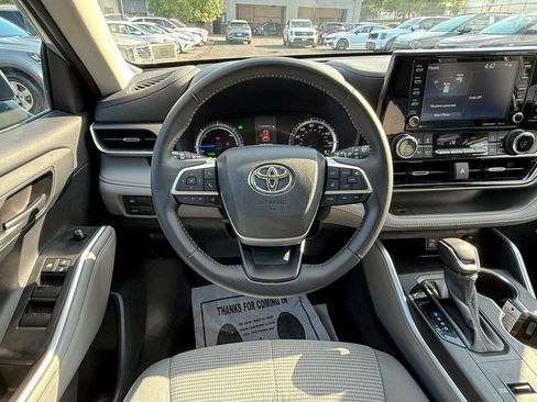 Used 2022 Toyota Highlander LE image 35