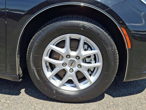 Used 2023 Chrysler Pacifica Touring-L FWD image 8