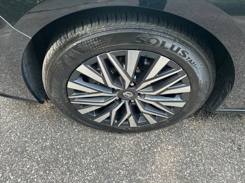 Used 2024 Nissan Altima 2.5 SV FWD image 12
