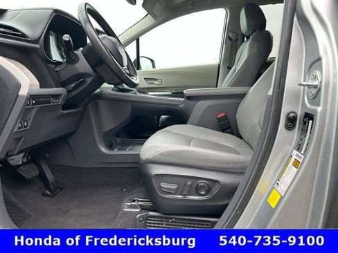 Used 2024 Toyota Sienna XLE image 30